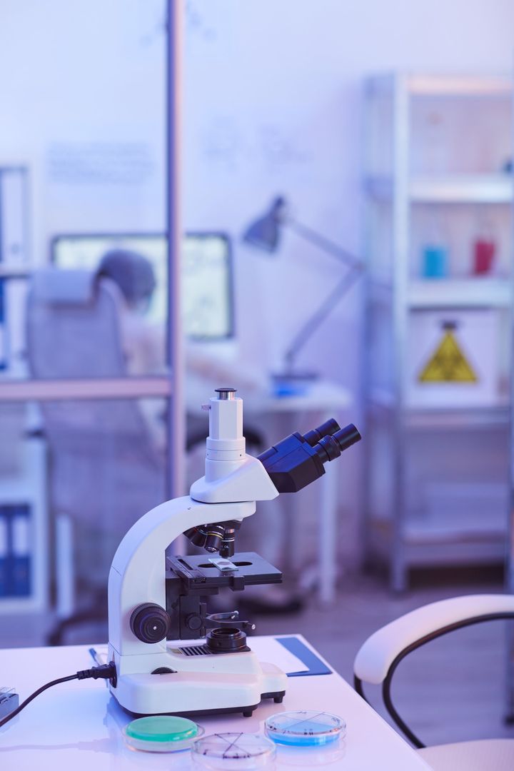 Microscopio en un laboratorio clínico
