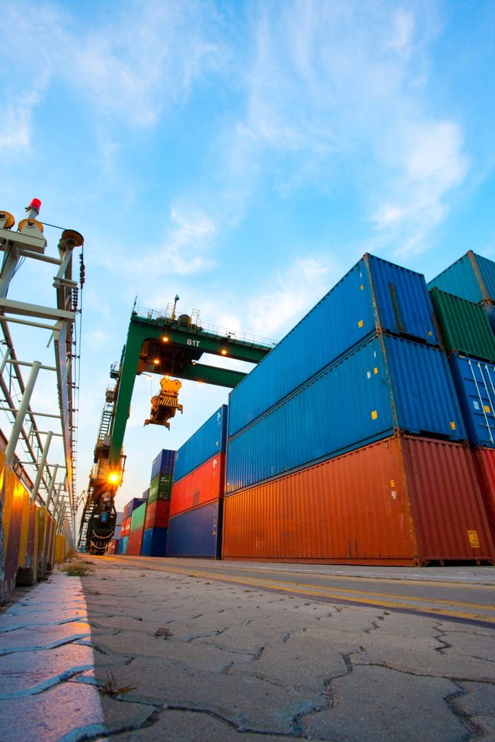Contenedores de carga apilados en una terminal portuaria