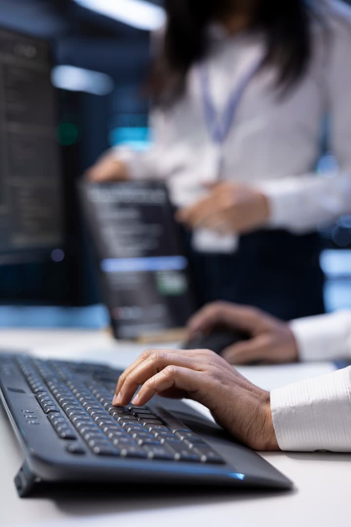 Profesional trabajando en una computadora, seguridad de la información
