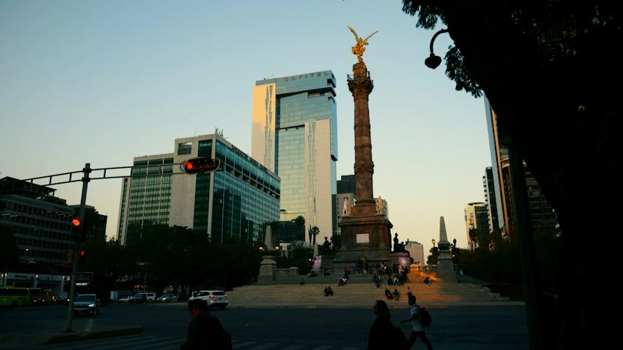 Ángel de la Independencia y edificios de Paseo de la Reforma al atardecer, Ciudad de México
