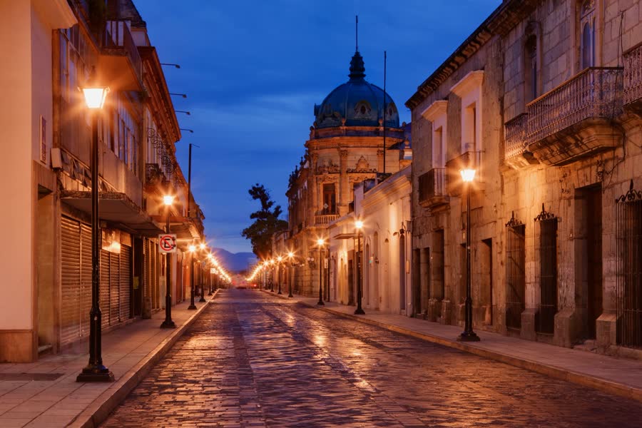 Calle empedrada del centro histórico de Guadalajara, Jalisco, al anochecer