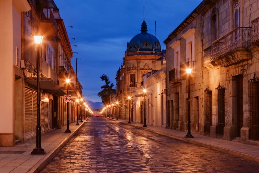 Calle empedrada del centro histórico de Guadalajara, Jalisco, al anochecer
